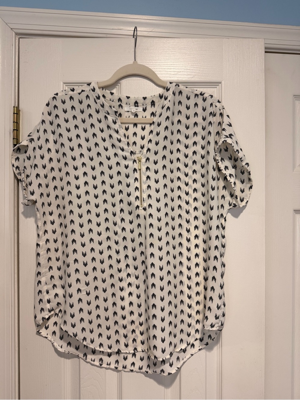 Maurices White & Black Printed Zip Front Blouse – Size Small - Picture 2 of 6